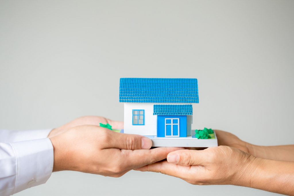 How Australian Expats Are Using Buyer's Agents, Mortgage Brokers, and Property Managers as a Remote Ownership Team to Scale a Portfolio Without Setting Foot in Australia Buyer’s Agents, Mortgage Brokers, and Property Managers